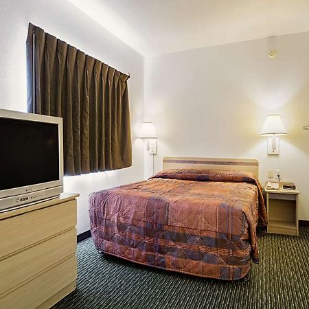 Studio 6 Charlotte Airport Hotel Room photo
