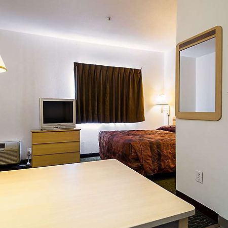 Studio 6 Charlotte Airport Hotel Room photo