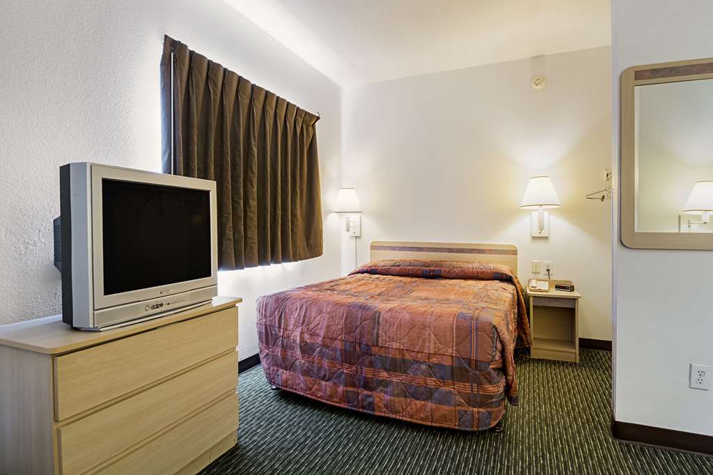 Studio 6 Charlotte Airport Hotel Room photo