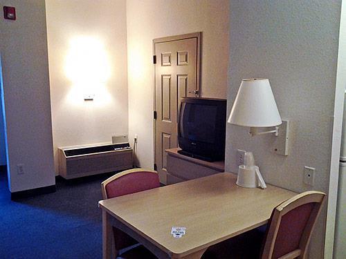 Studio 6 Charlotte Airport Hotel Room photo